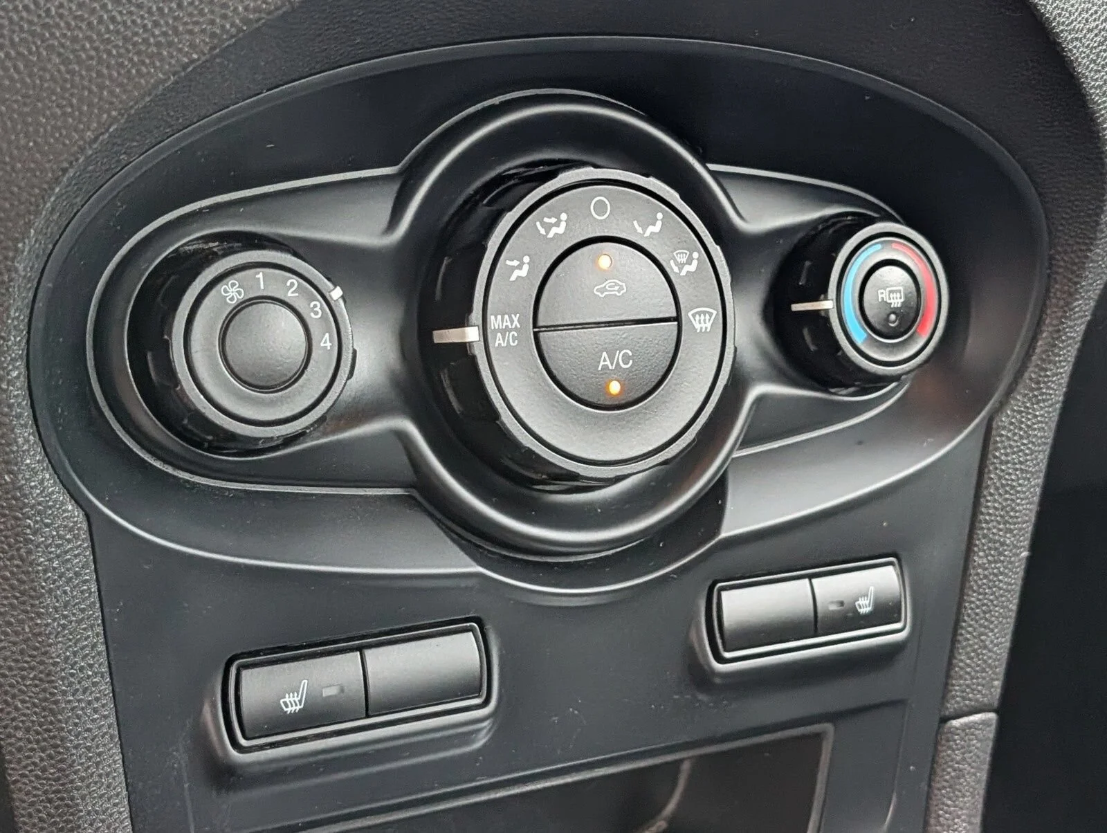 Used 2012 Blue Ford SE image 7