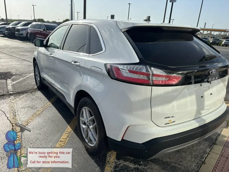 Used 2022 Oxford White Ford SEL image 3