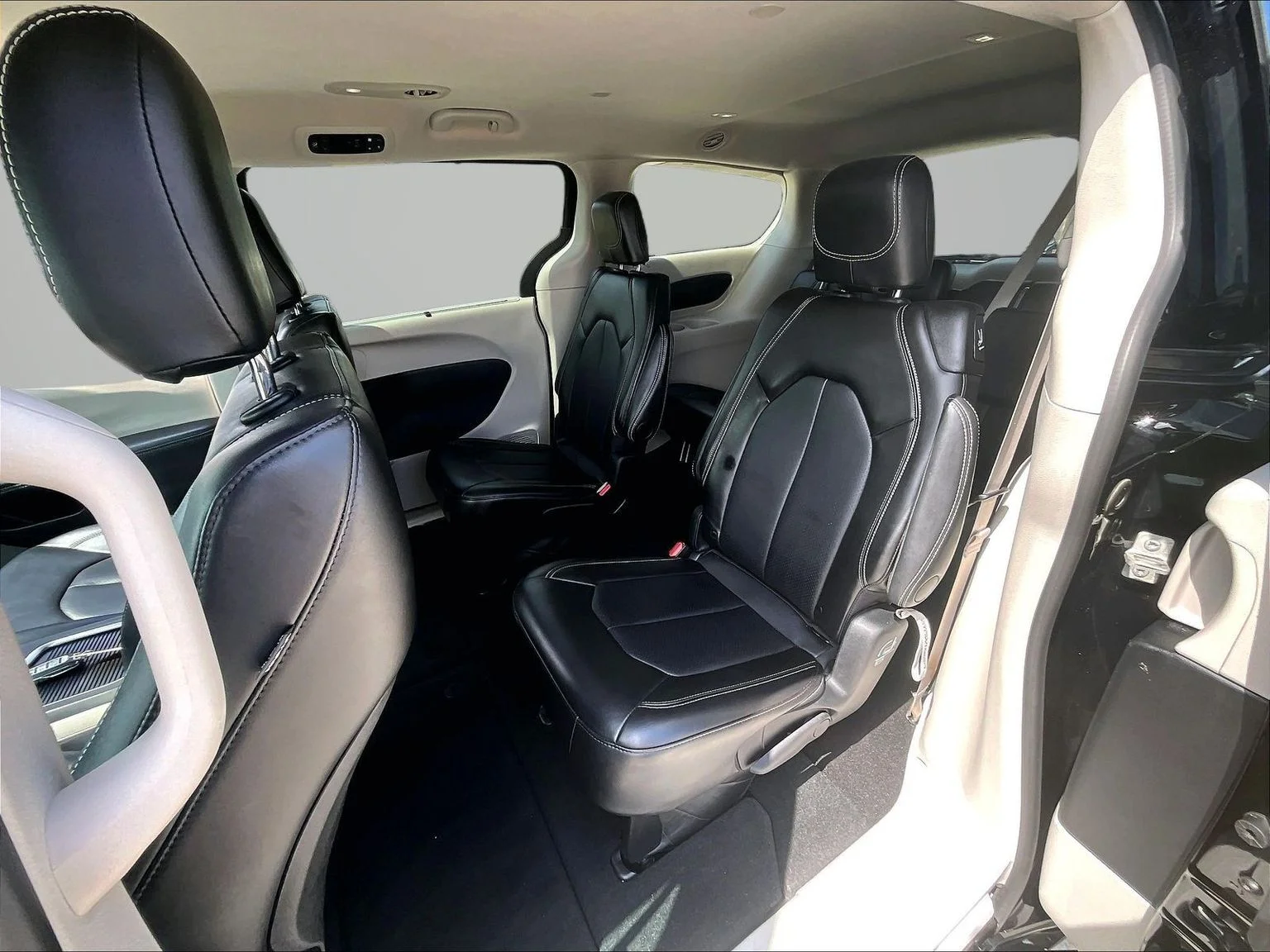 Used 2024 Black Chrysler Touring L image 26