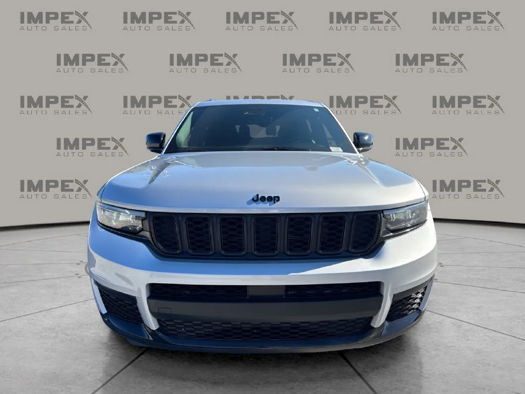 Used 2025 Silver Jeep Altitude image 8