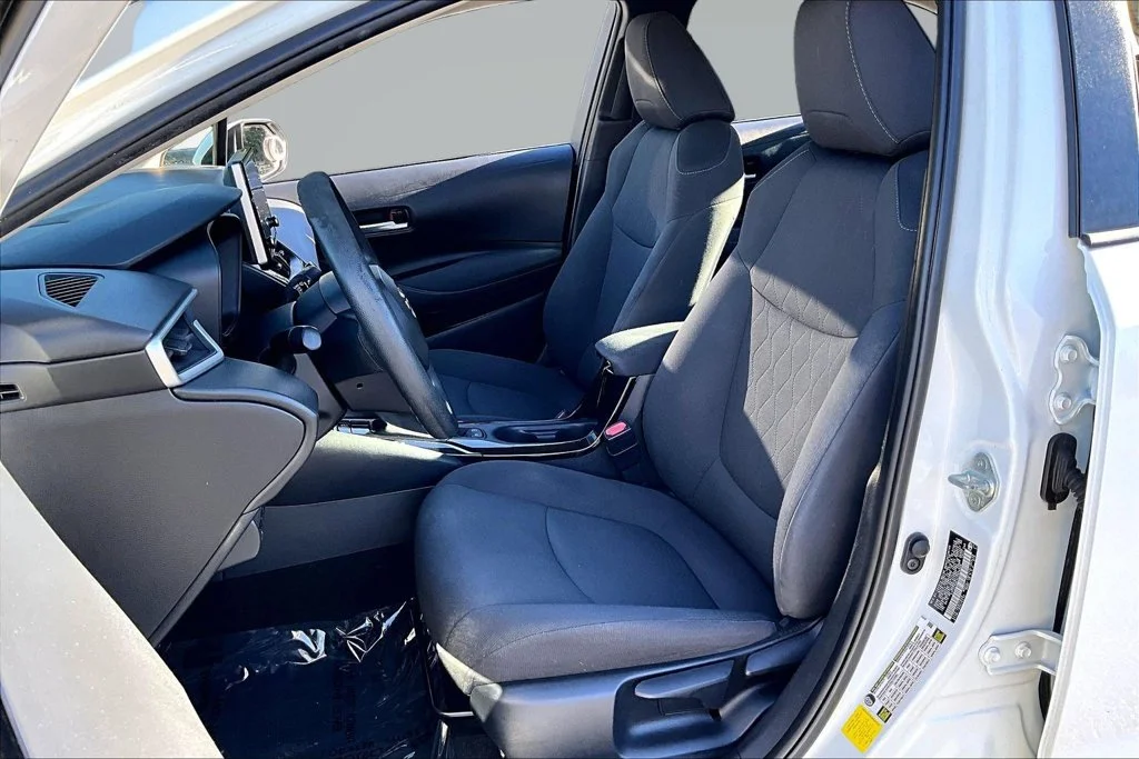 Used 2020 White Toyota LE image 24
