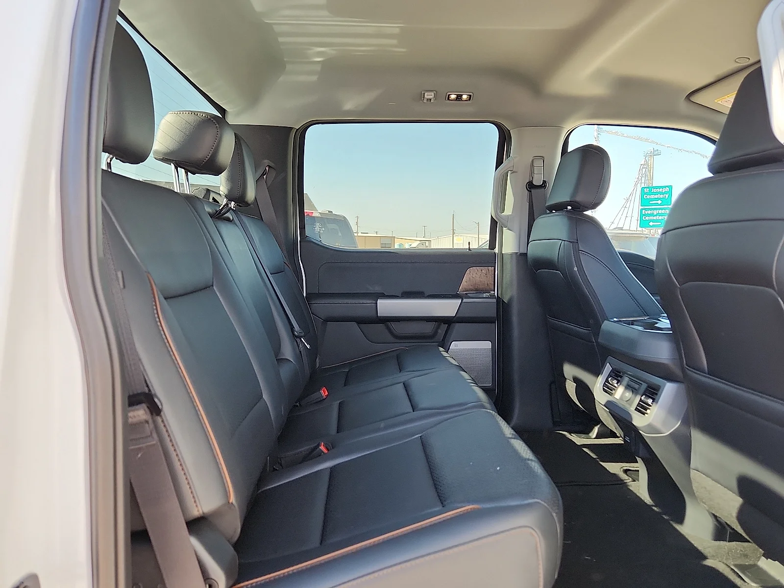 New 2027 Oxford White Ford Lariat image 19