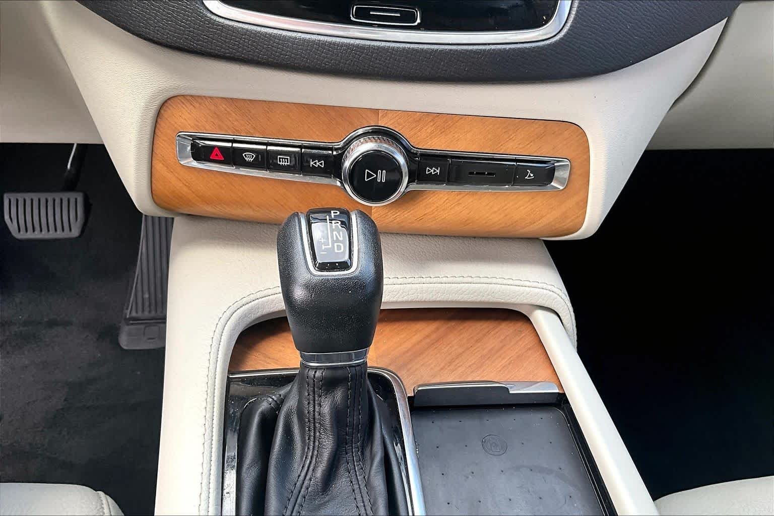 Used 2022 Onyx Black Metallic Volvo Momentum image 32