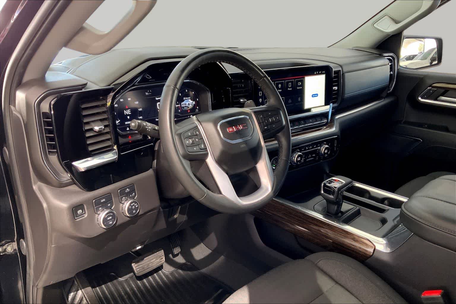 Used 2024 Onyx Black GMC Elevation image 18