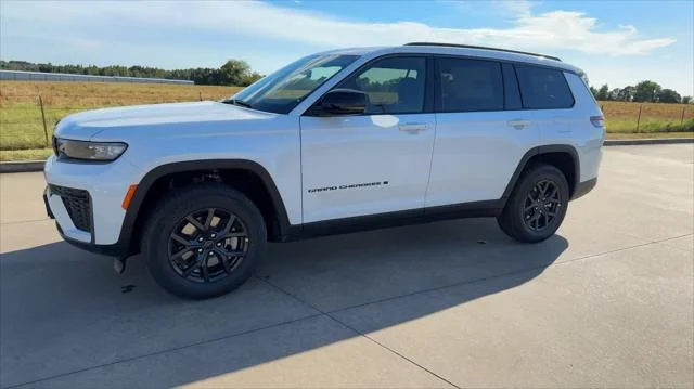 New 2027 Bright White Clear-Coat Paint Jeep Laredo Altitude image 5