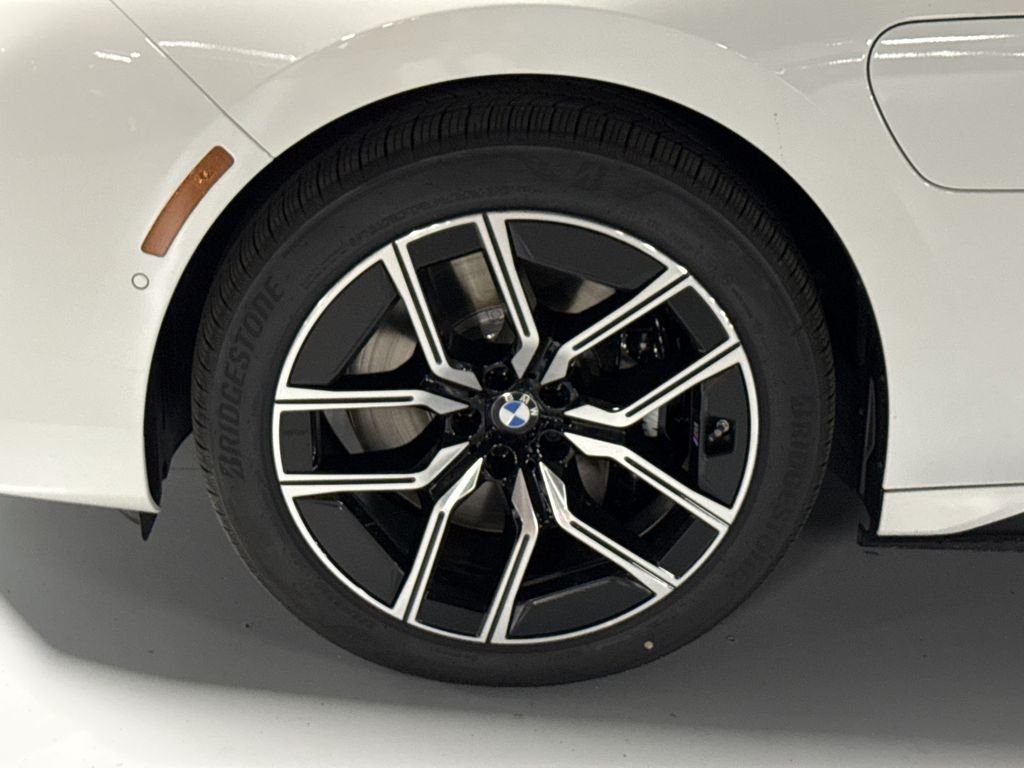 New 2026 Alpine White BMW 750e xDrive image 10