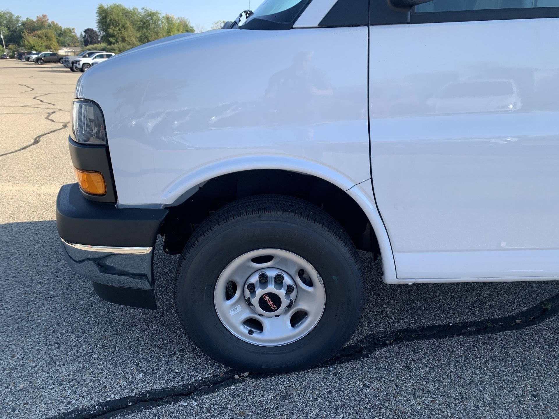 New 2025 Summit White GMC 1WT image 32