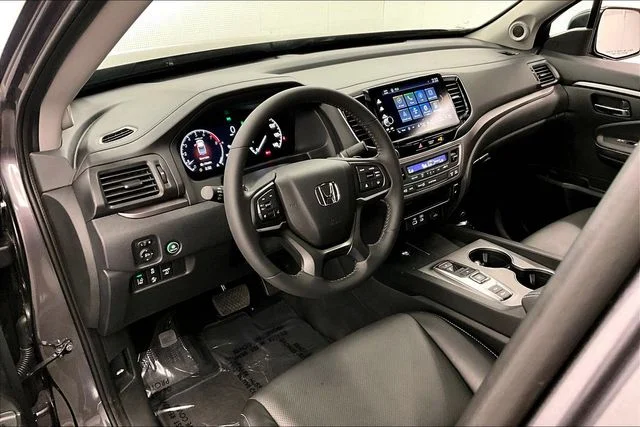 Used 2025 Sonic Gray Pearl Honda RTL image 16