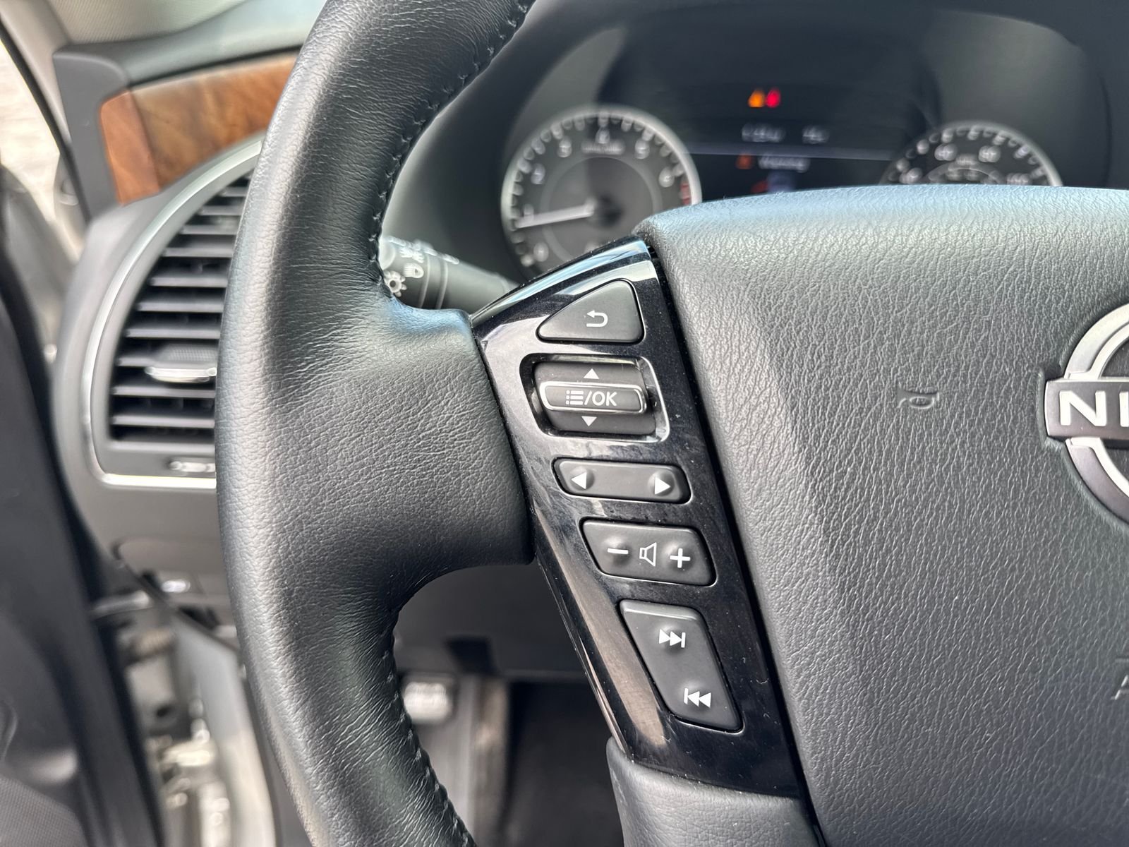 Used 2024 Silver Nissan SL image 23