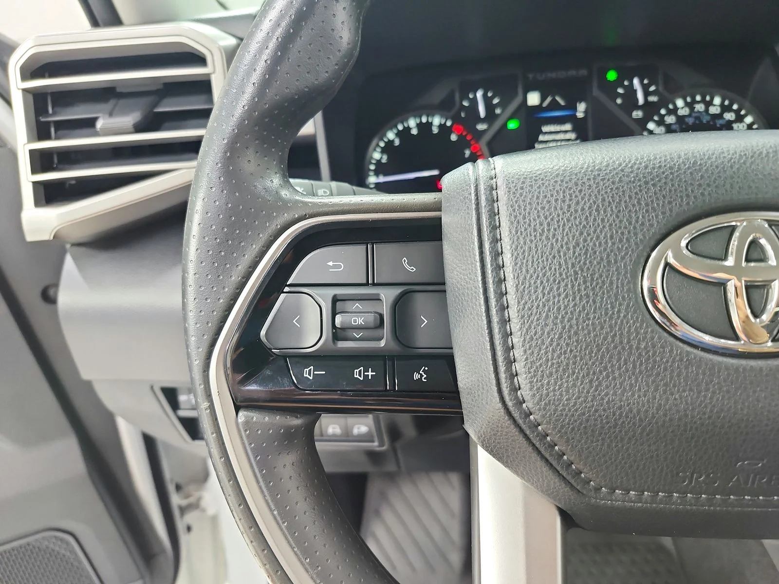 Used 2022 White Toyota SR5 image 22