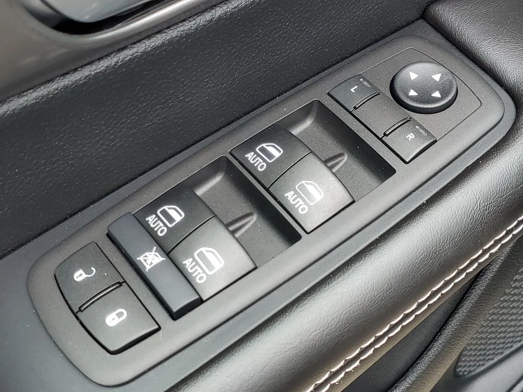 2026 Chrysler Pacifica Select - Photo 25