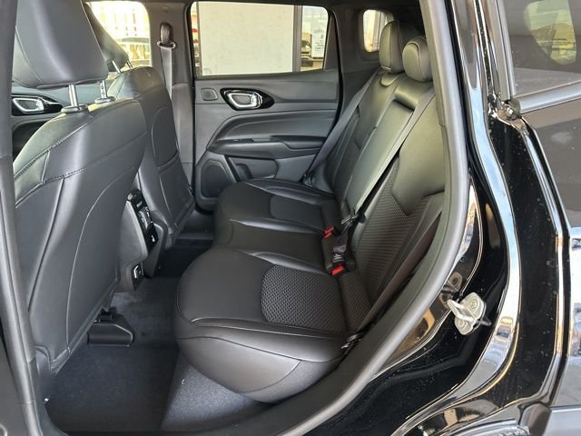 New 2026 Diamond Black Crystal Pearlcoat Jeep Latitude image 15