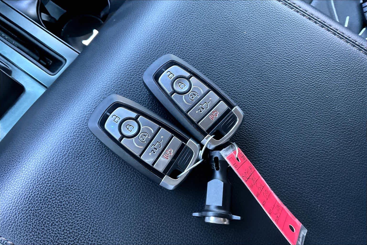 Used 2025 Carbonized Gray Metallic Ford LARIAT image 13