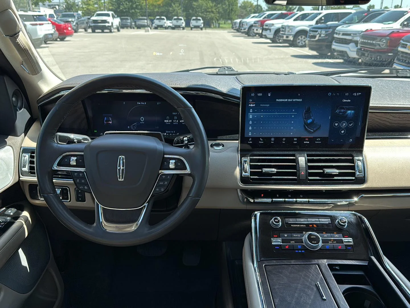 Used 2024 Pristine White Metallic Tri-Coat Lincoln Reserve image 9