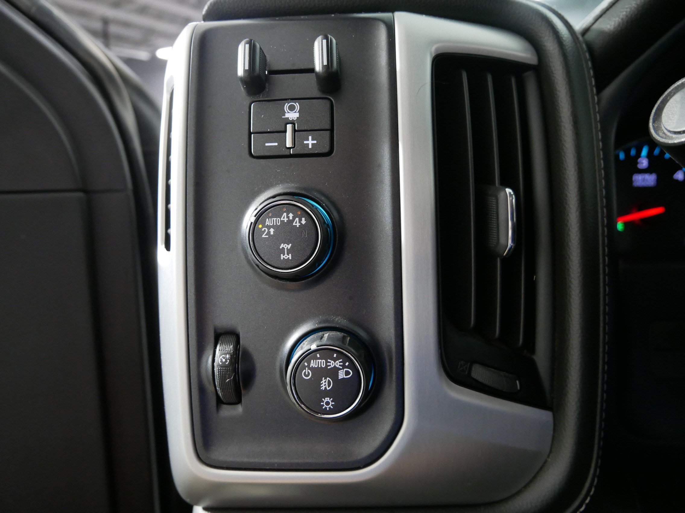 Used 2018 WHITE FROST TRICOAT GMC SLT image 26