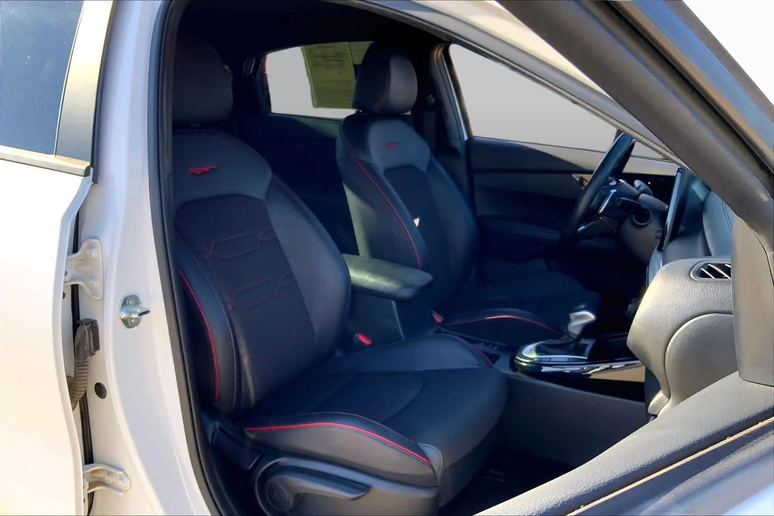 Used 2022 Snow White Pearl Kia GT image 9