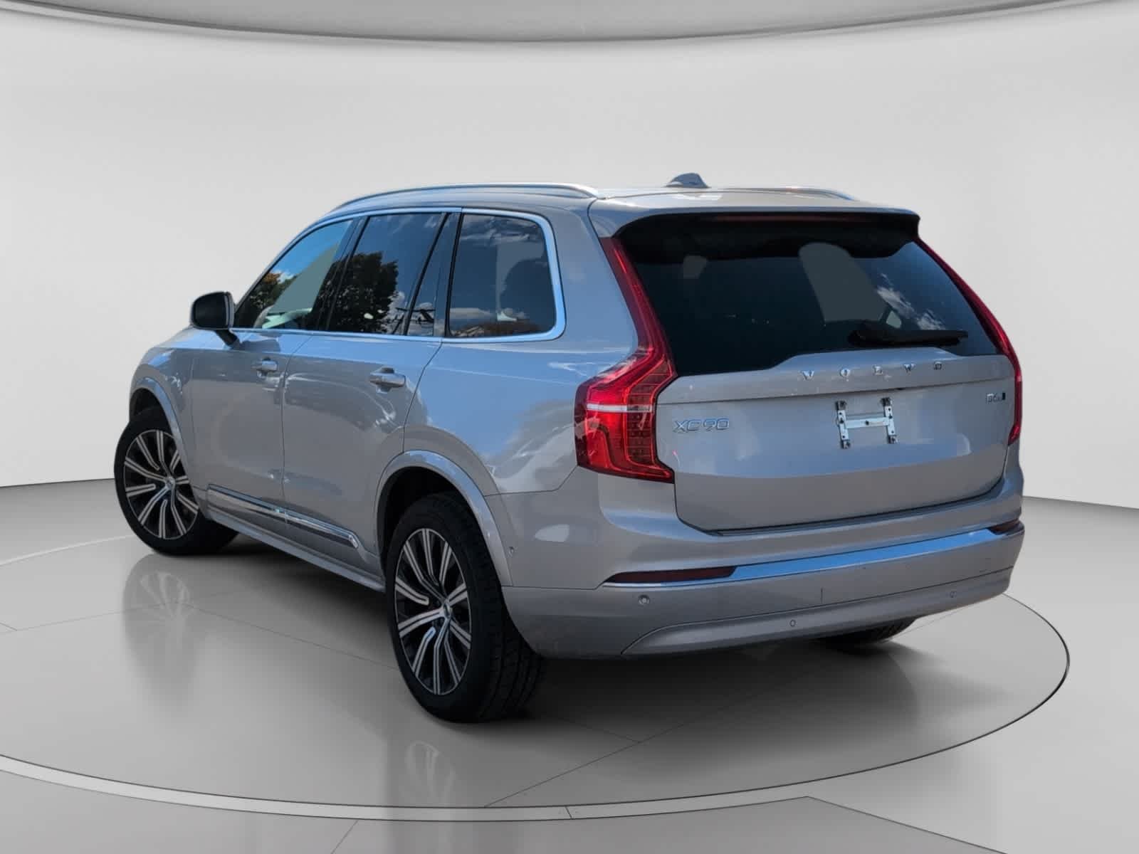 Used 2024 Silver Dawn Metallic Volvo Plus Bright Theme image 8
