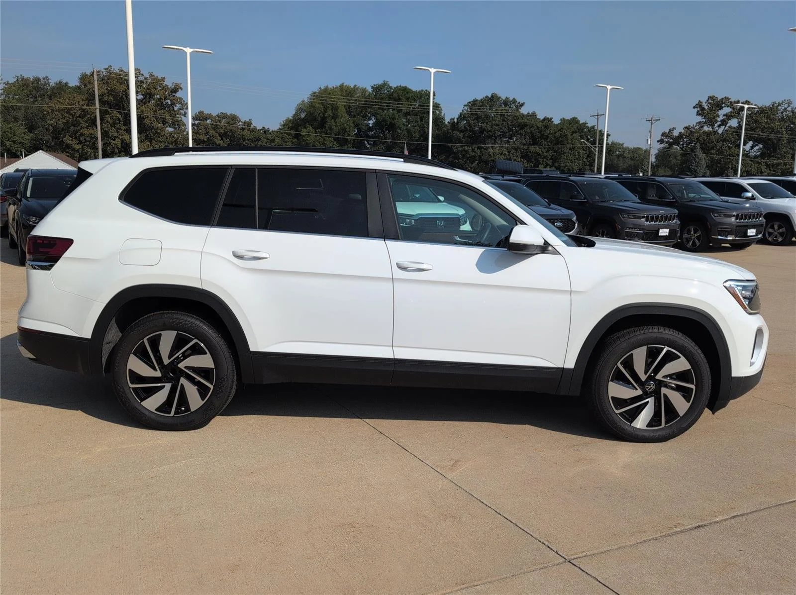 Used 2024 Pure White Volkswagen 2.0T SE w/Technology image 2