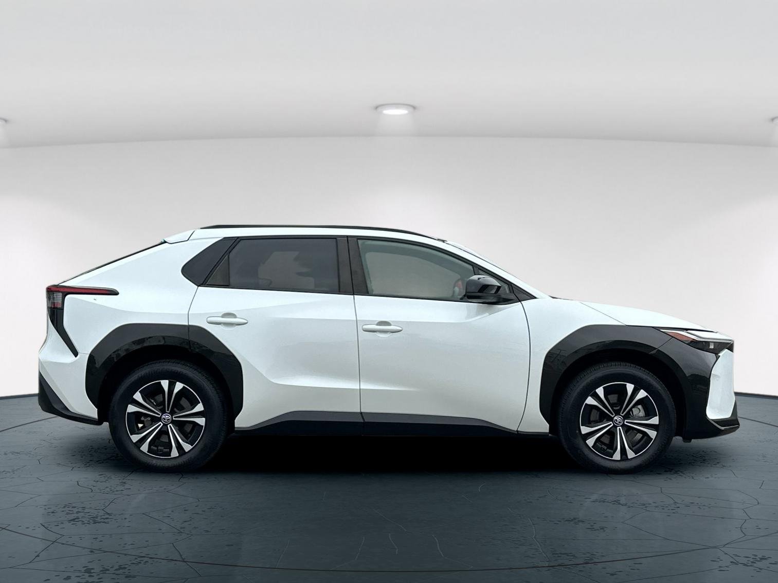Used 2023 Pearl Toyota XLE 4D Sport Utility image 7