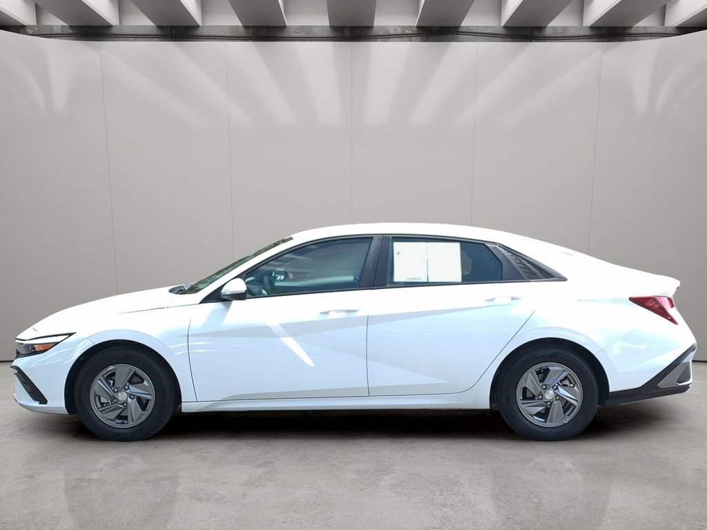 2026 Hyundai Elantra SE - Photo 2