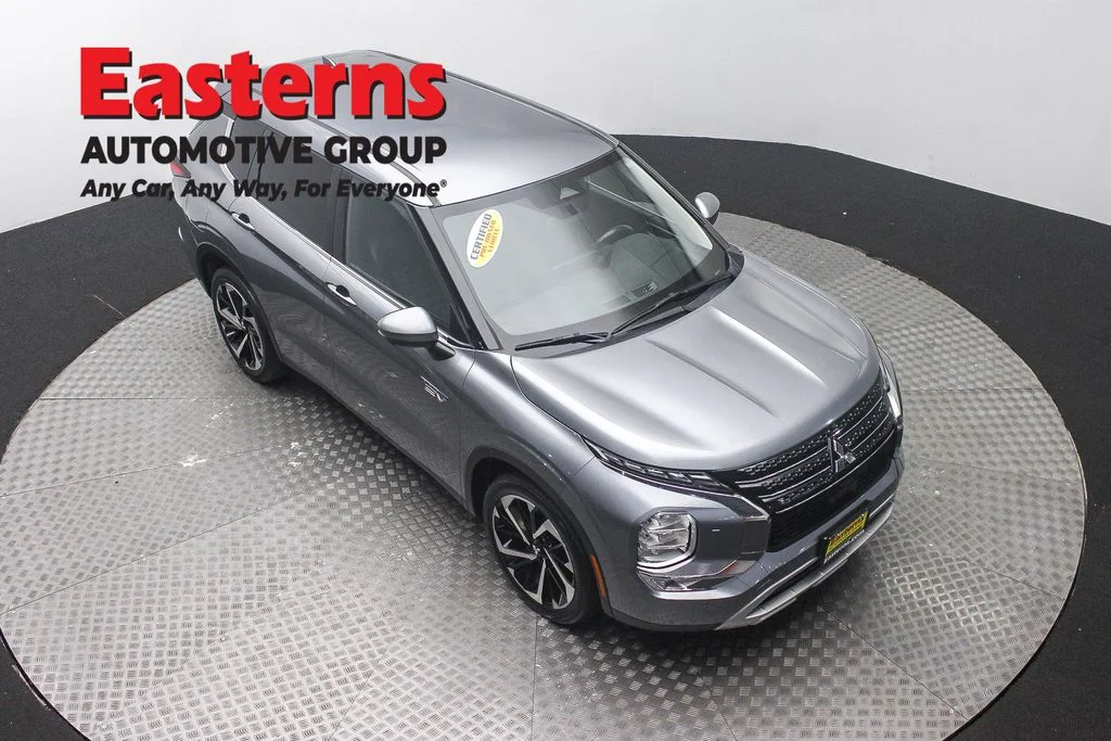 Used 2023 Silver Mitsubishi SE image 3