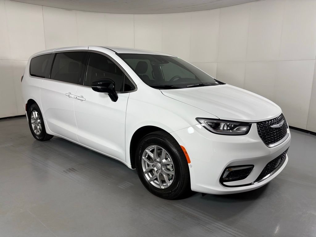 New 2026 Bright White Clear-Coat Exterior Paint Chrysler Select image 2