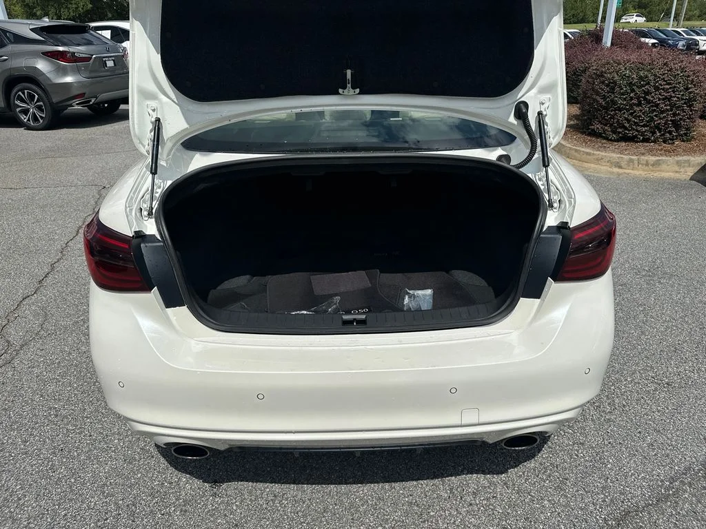 Used 2023 White INFINITI LUXE image 16