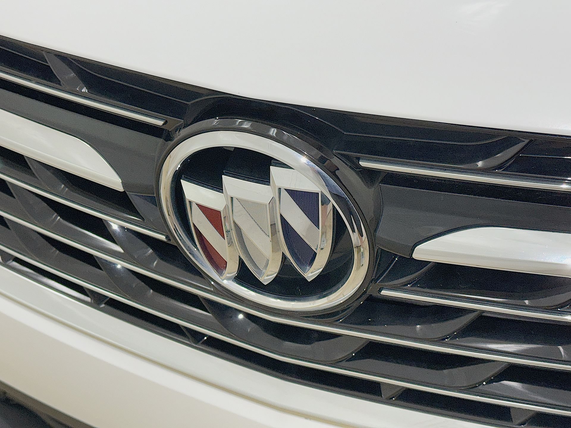 Used 2023 Summit White Buick Essence image 28
