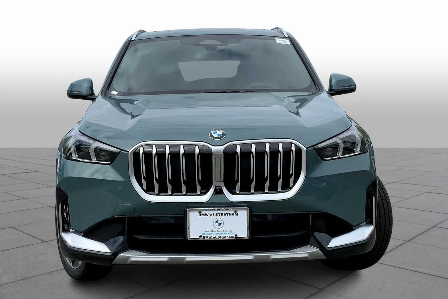 Certified Used 2025 Cape York Green Metallic BMW xDrive28i image 3