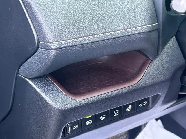 Used 2019  Toyota Limited image 20