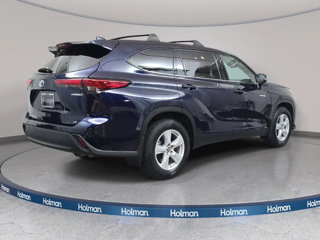 Used 2020  Toyota LE image 6