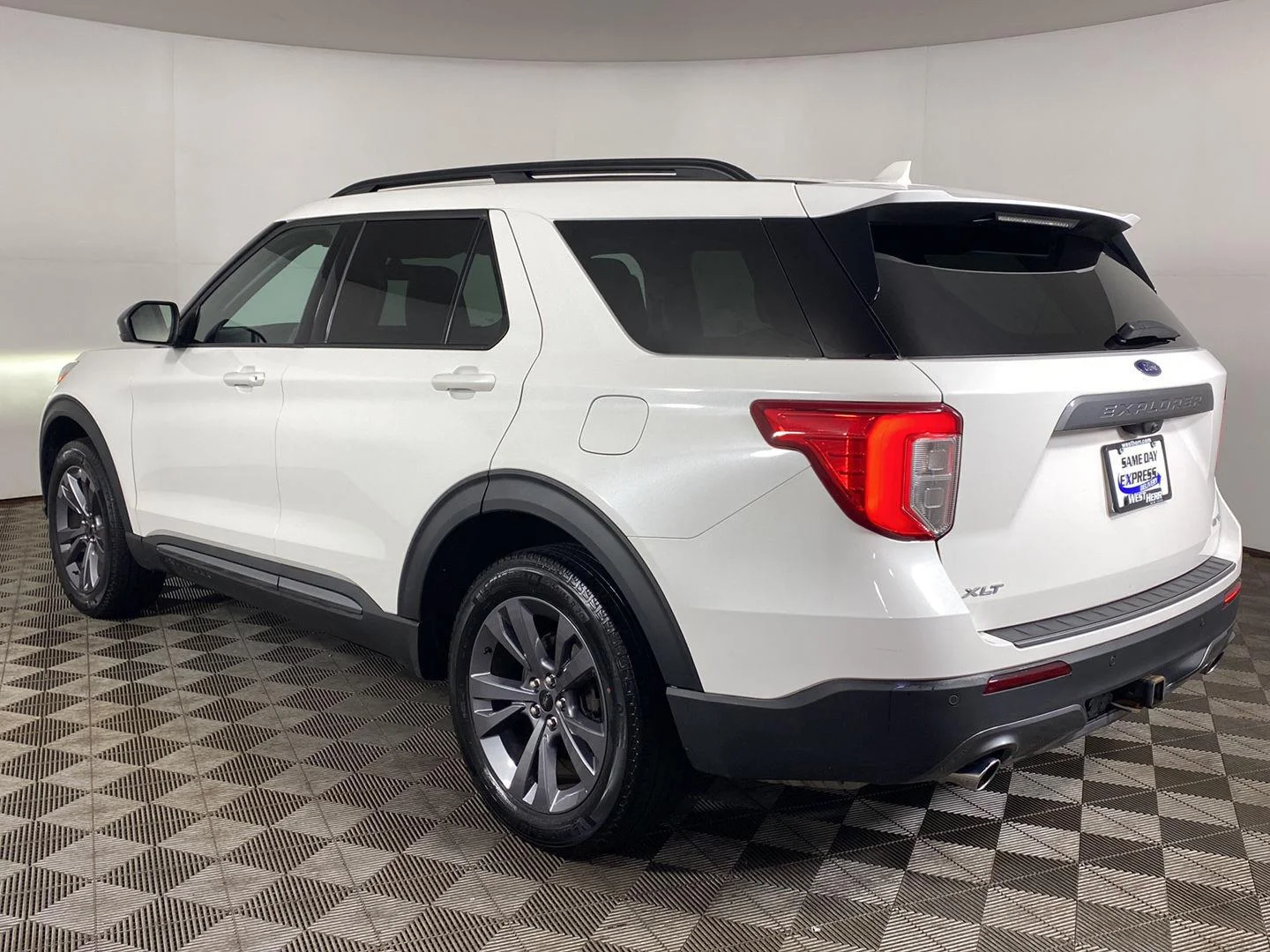 Used 2023 Star White Metallic Tri-Coat Ford XLT image 31