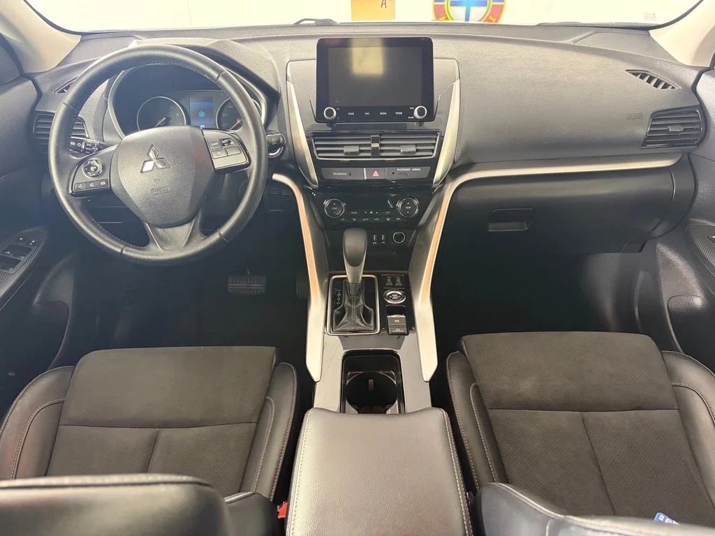 Used 2022 Silver Mitsubishi SE image 5