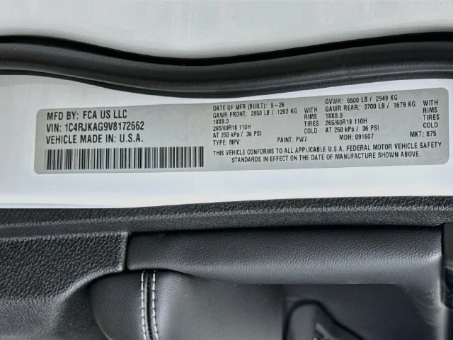 New 2027 White/off-white Jeep Laredo X image 32