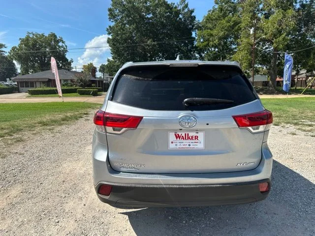 Used 2019 Silver Toyota XLE image 11