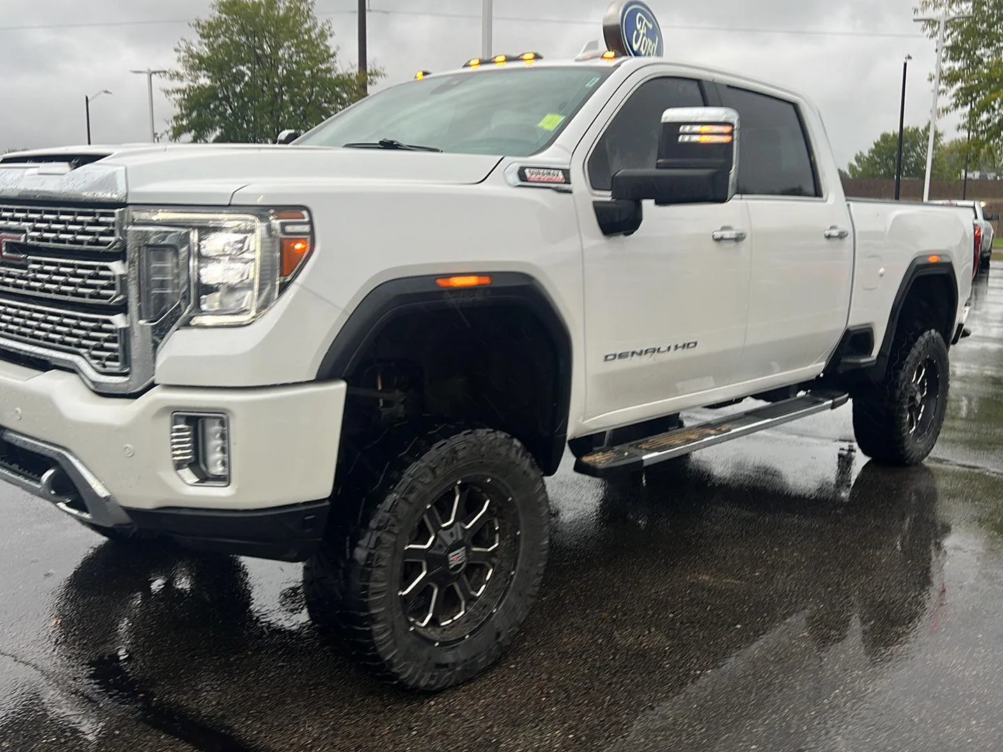 Used 2021 White Frost Tricoat GMC Denali image 14