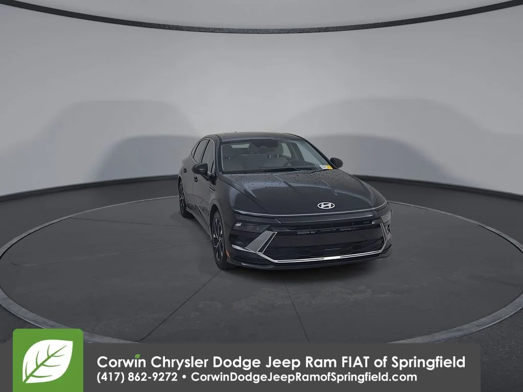 Used 2025 Black Hyundai SEL image 4