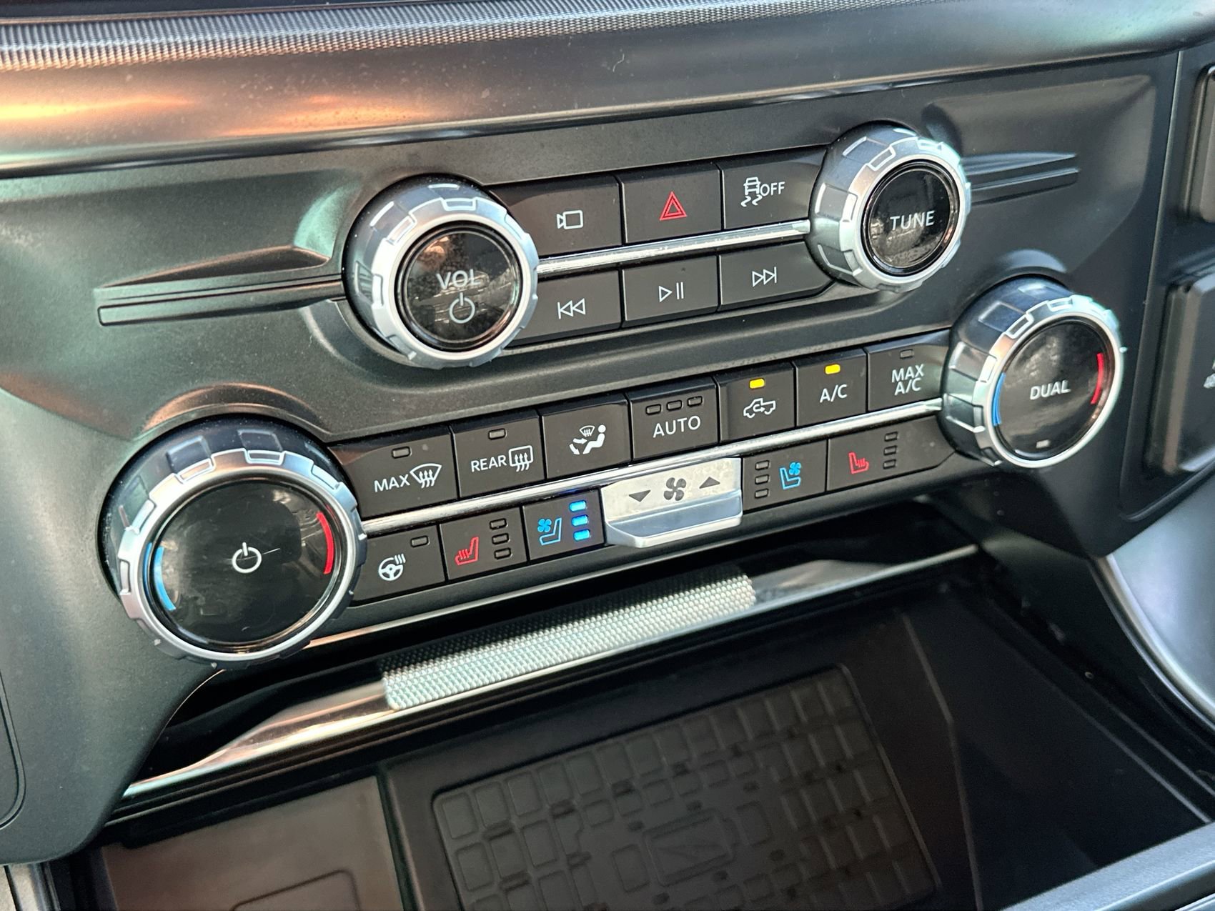 Used 2025 Black Metallic Ford LARIAT image 19