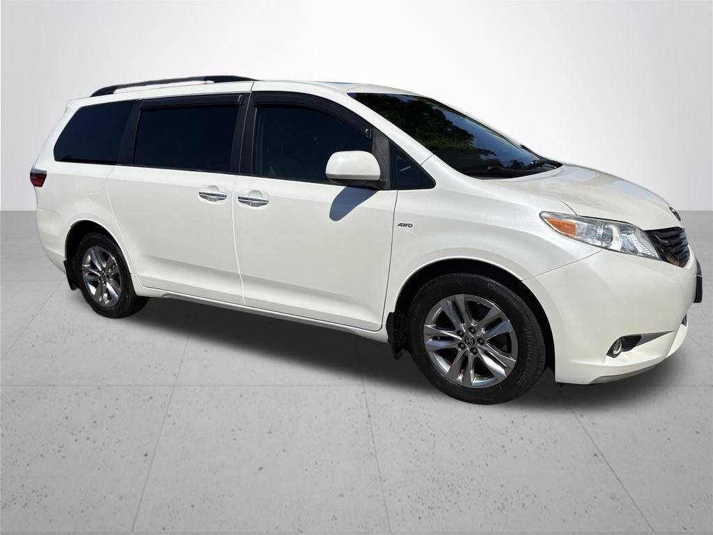 Used 2017  Toyota XLE image 4