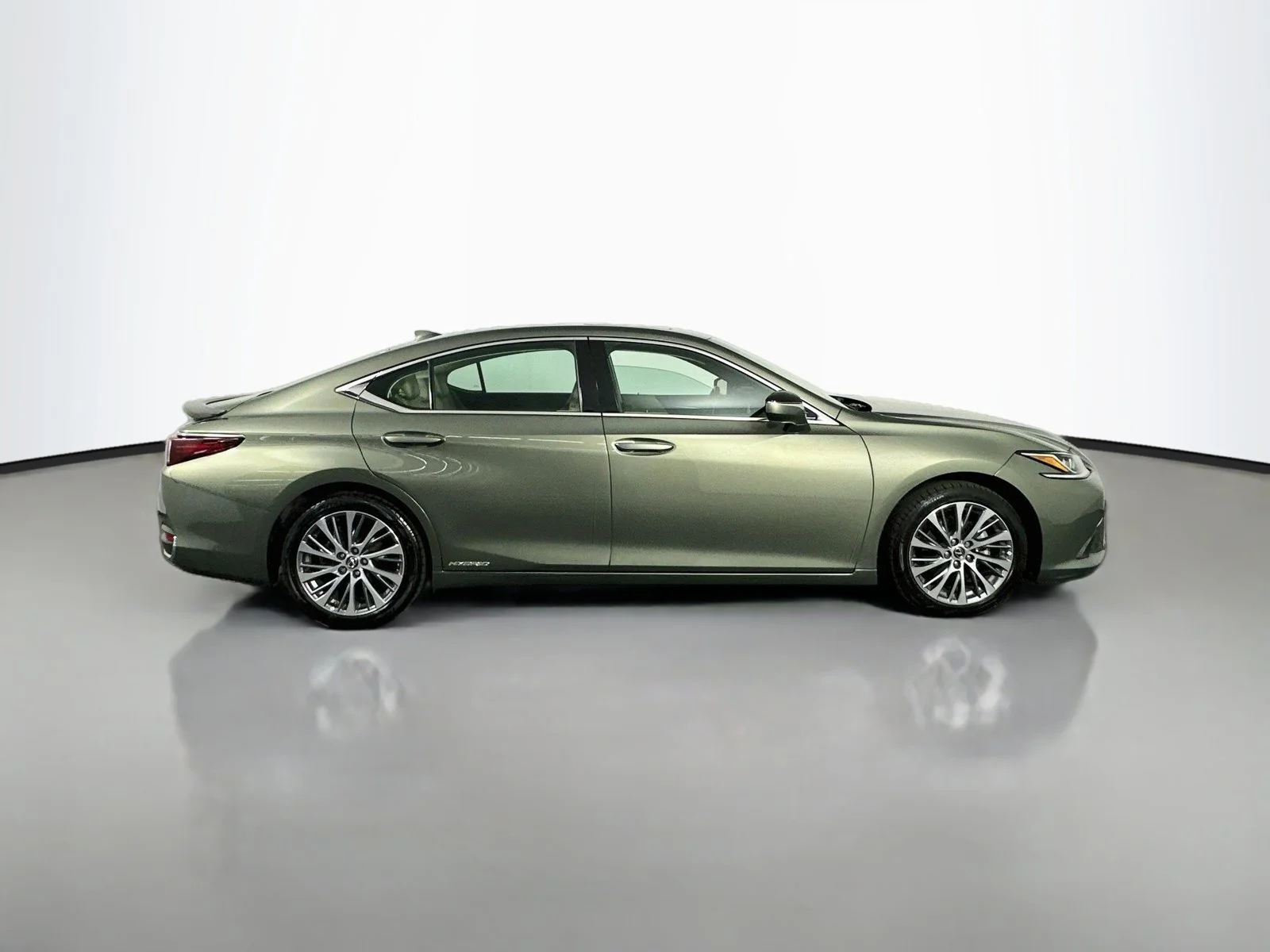 Used 2020 Green Lexus 300h image 8