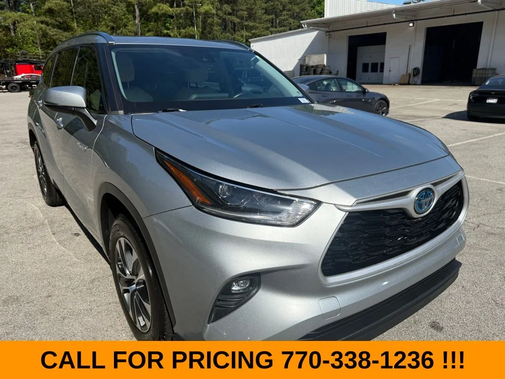 Used 2021 Silver Toyota XLE image 1