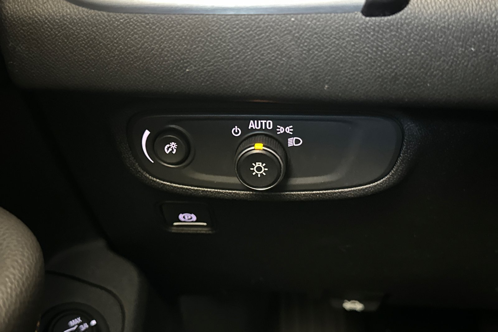 Used 2018 Blue GMC SLE image 30