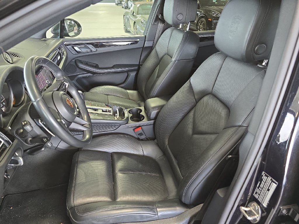 Used 2023  Porsche Base image 5