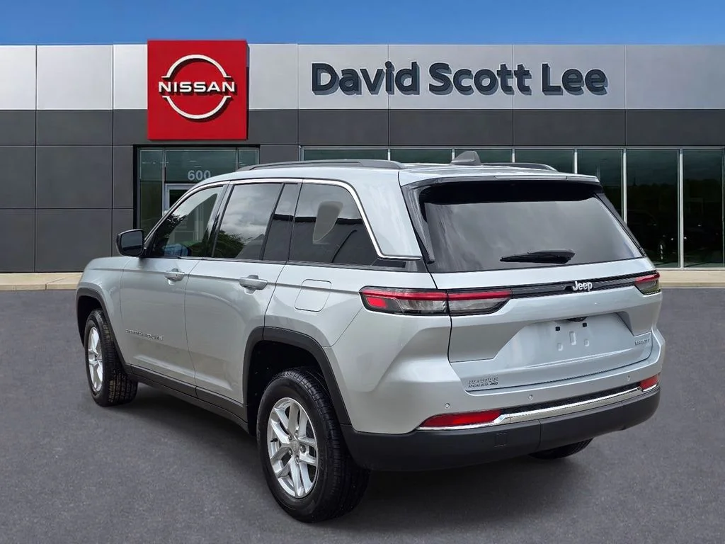 Used 2025 Silver Jeep Laredo image 8