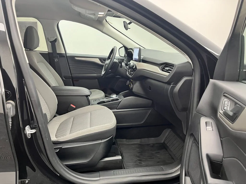 Used 2022 Black Ford SE image 28