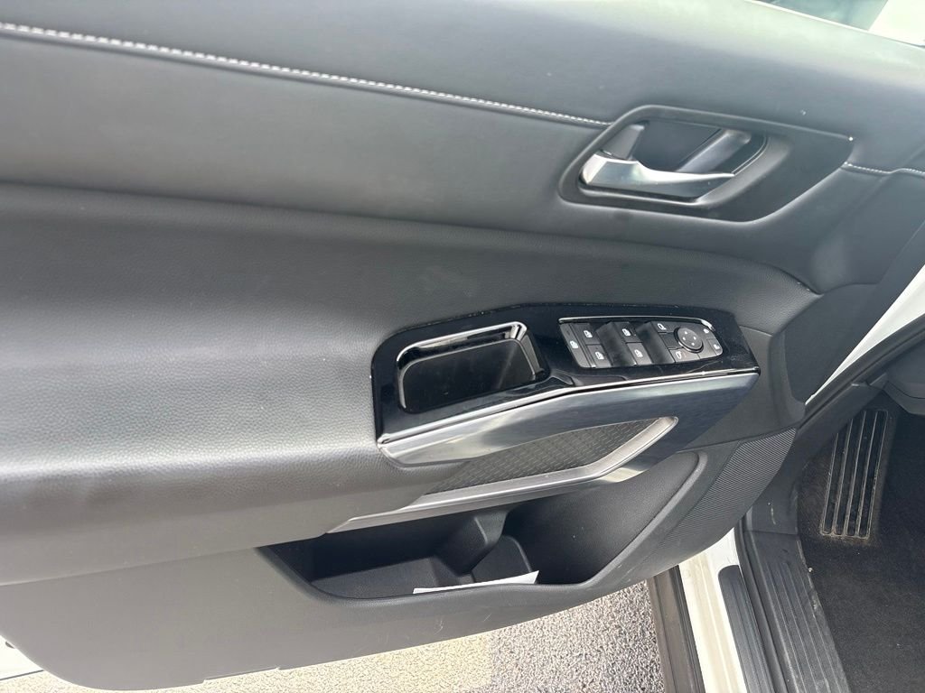 Used 2023 White Nissan SL image 23