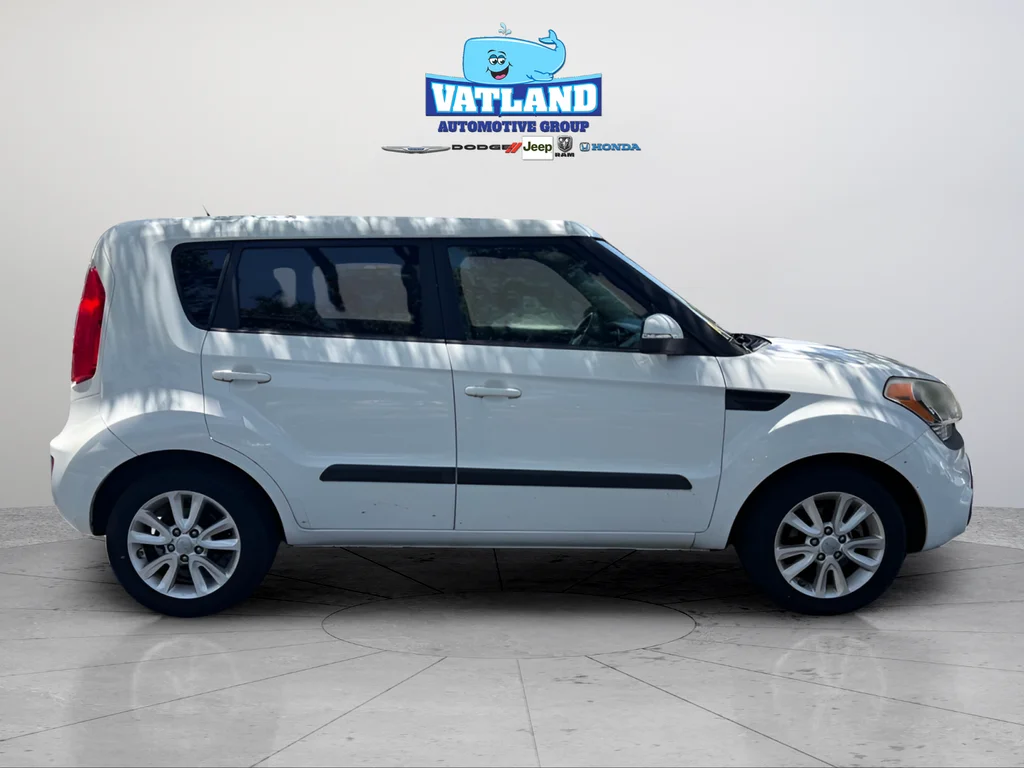 Used 2012 Clear White Kia Plus image 3