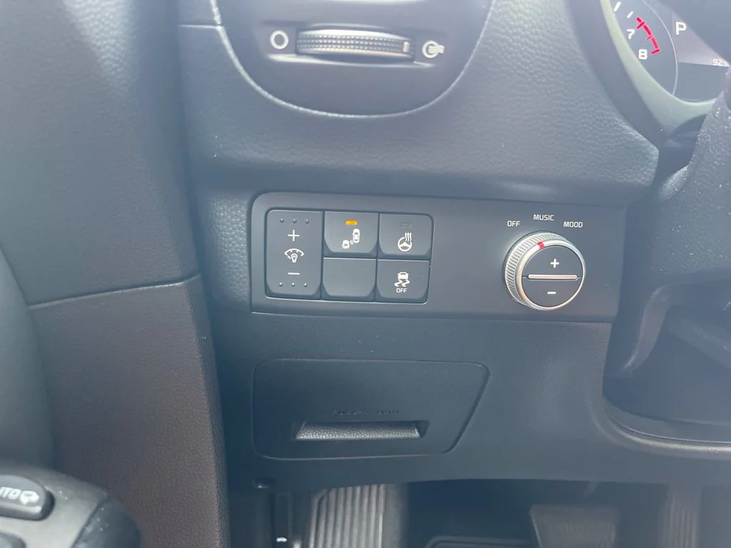 Used 2018 Red Kia Exclaim image 26