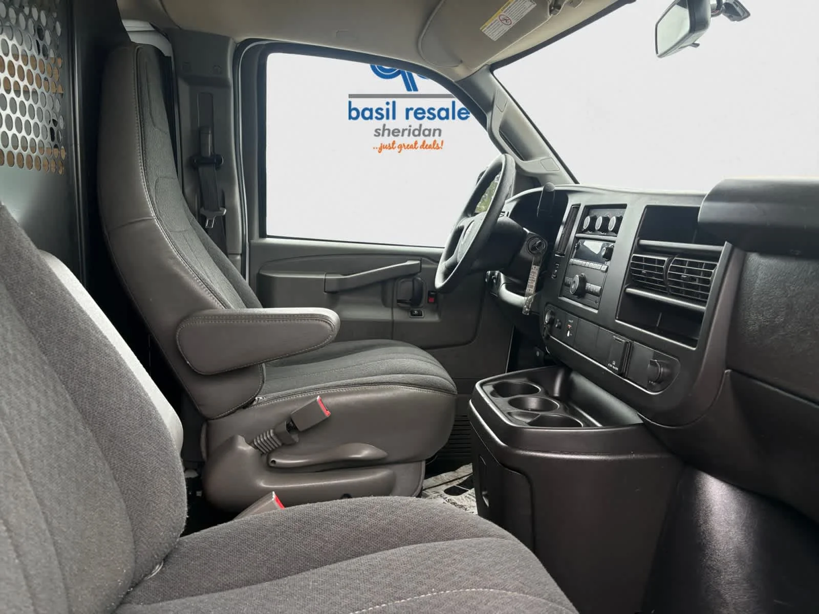 Used 2024 Summit White GMC  image 16