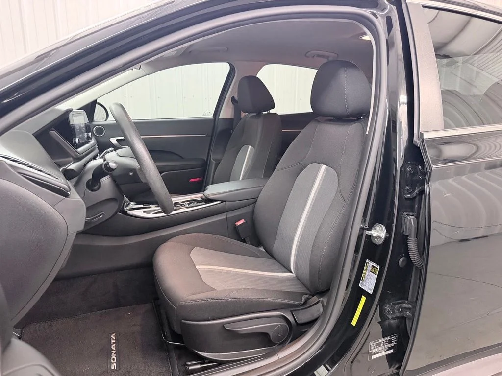Used 2021 Black Hyundai SE image 12